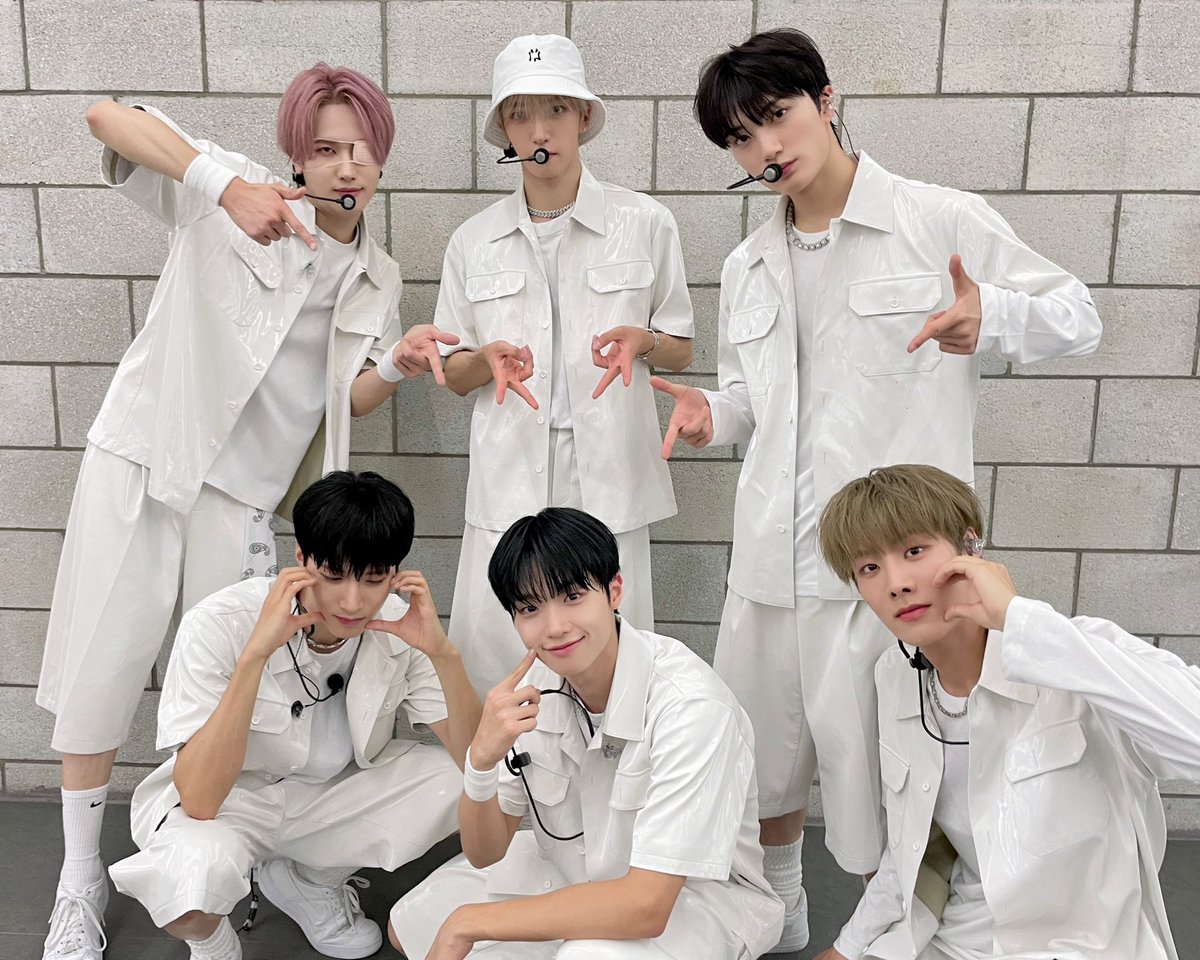 official_MIRAE's tweet photo. [📷]
2023.08.01
SBS M, SBS FiL 더쇼 (+ Special MC 동표)

#미래소년 #MIRAE
#MIRAE_BwbB #JUMP!
#SBSM #SBS_FiL #더쇼 https://t.co/0gFKGNSUjl