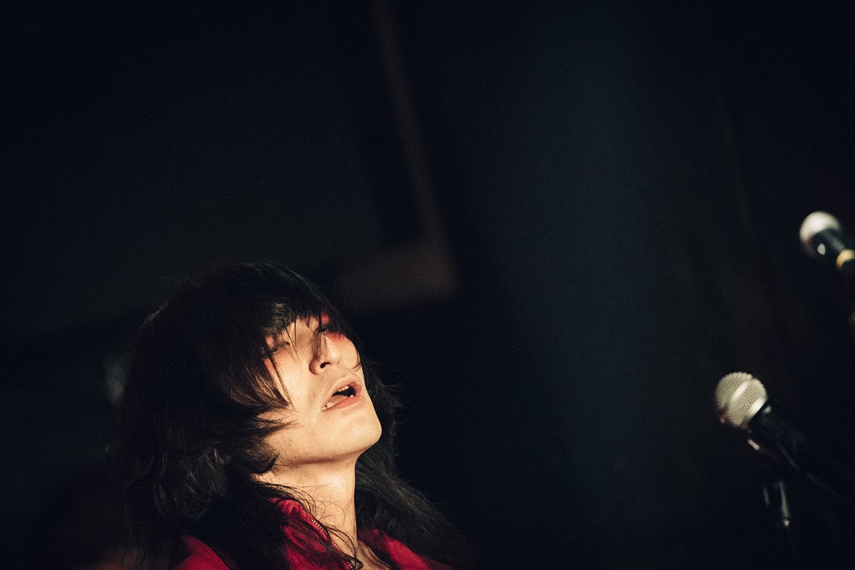 thedresscodes's tweet photo. こちらは昨夜の様子。詳しくは月末のドレスコーズマガジンにて。

（写真：タイコウクニヨシ）
#新宿��布のドレスコーズ https://t.co/sXillSxTaH
