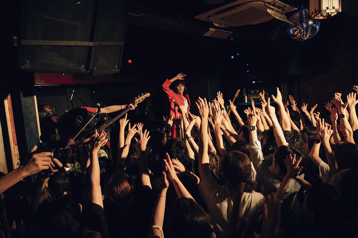 thedresscodes's tweet photo. こちらは昨夜の様子。詳しくは月末のドレスコーズマガジンにて。

（写真：タイコウクニヨシ）
#新宿��布のドレスコーズ https://t.co/sXillSxTaH