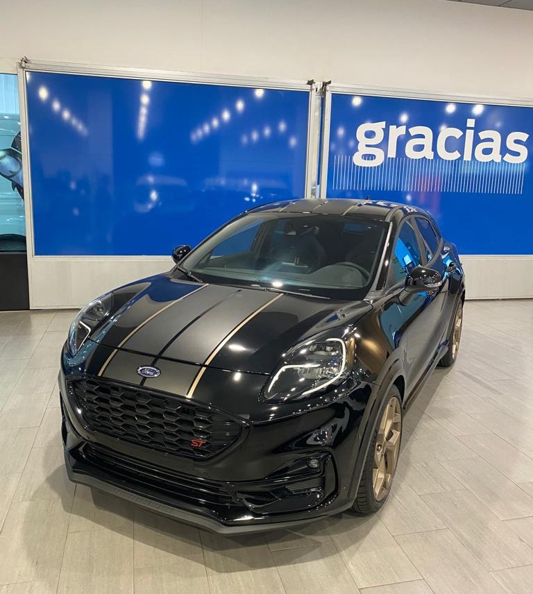 Este precioso Ford Puma ST Gold Edition está en Garum Motor esperándoos 🔥 
#Ford consultó a sus seguidores en redes sociales cómo querían que fuese el Puma ST ideal. El resultado es este: un coche negro con detalles dorados, líneas de competición y pinzas de freno rojas 😍