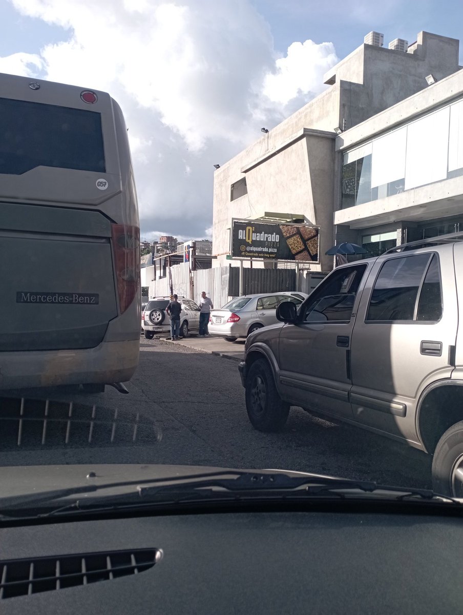 wytorres's tweet photo. @AlcaldiaBaruta @nelsonbocaranda @ElPitazoTV @ElNacionalWeb Denuncio que todos los días @alquadradropizza de La Trinidad en la Av González Rincones toma el paso peatonal, parada de autobuses y parte de un canal de circulación para estacionamiento de sus visitantes, https://t.co/yDeXKGhENw