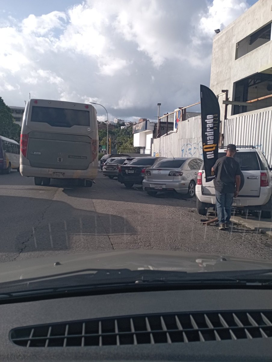 wytorres's tweet photo. @AlcaldiaBaruta @nelsonbocaranda @ElPitazoTV @ElNacionalWeb Denuncio que todos los días @alquadradropizza de La Trinidad en la Av González Rincones toma el paso peatonal, parada de autobuses y parte de un canal de circulación para estacionamiento de sus visitantes, https://t.co/yDeXKGhENw
