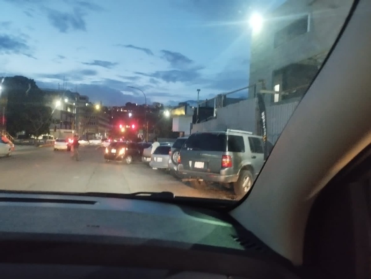 wytorres's tweet photo. @AlcaldiaBaruta @nelsonbocaranda @ElPitazoTV @ElNacionalWeb Denuncio que todos los días @alquadradropizza de La Trinidad en la Av González Rincones toma el paso peatonal, parada de autobuses y parte de un canal de circulación para estacionamiento de sus visitantes, https://t.co/yDeXKGhENw