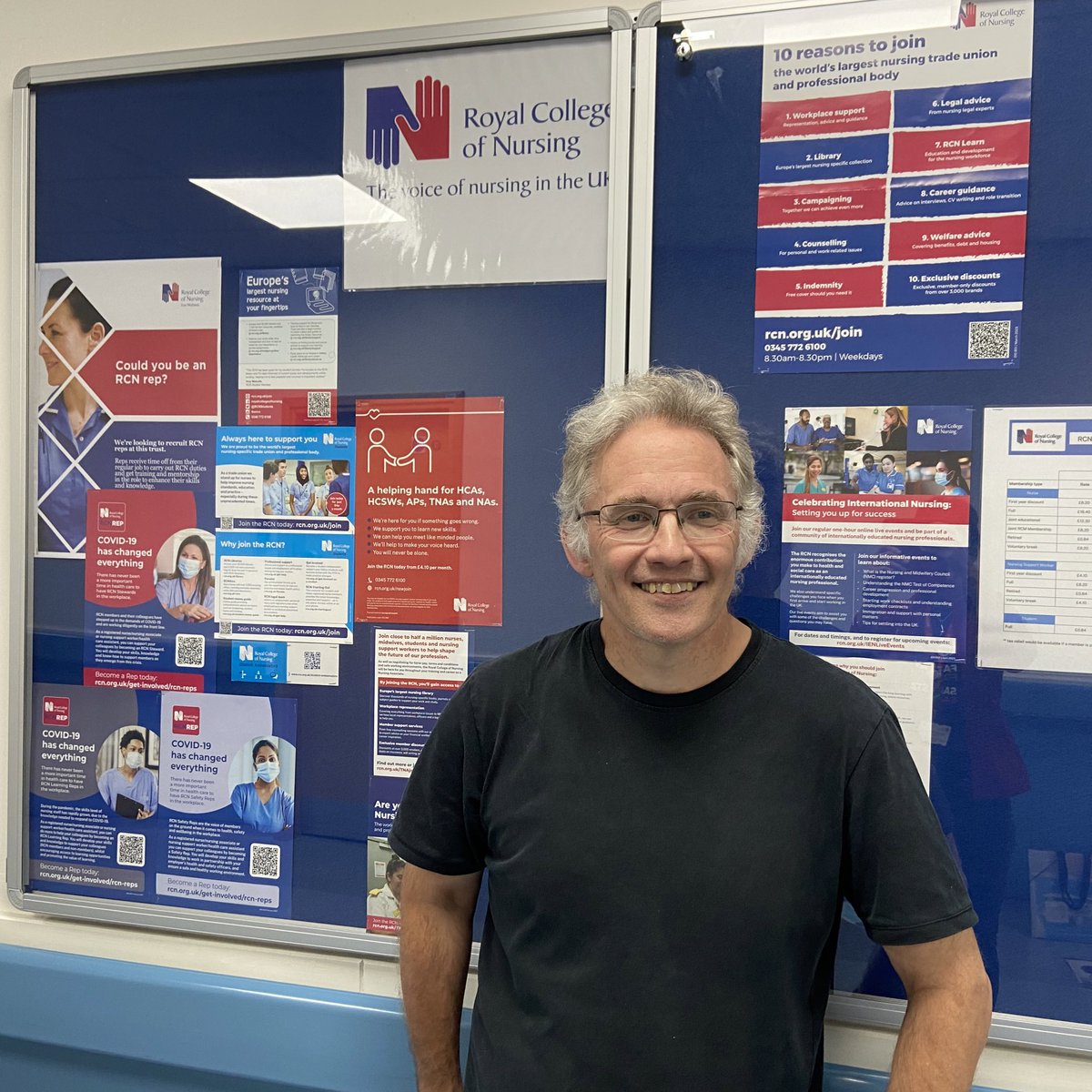 Great working with RCN Steward Dave Sutcliffe today - creating the new look RCN members’ noticeboard at Leicester Royal Infirmary @Leic_hospital Finishing touch will be our RCN Reps’ & Leicestershire & Rutland Branch details 👍 @rcnLeicester @RCNEastMids @Davidsooty