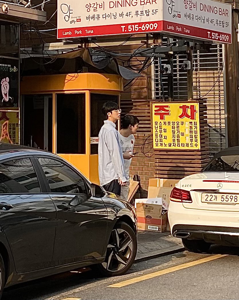 kimphilosophy_'s tweet photo. 이렇게 지갑에 카.꾸한거 늘 들고 다니는 여성인데… 
보여주려고 할 때 매니저님이 데리고 가셔서 오열했습니다…🥹🥹

칼국수 집 정보는 저기에용
맛있음 ㅇㅇ

#형원 #몬스타엑스 https://t.co/VVFvkUkZvf