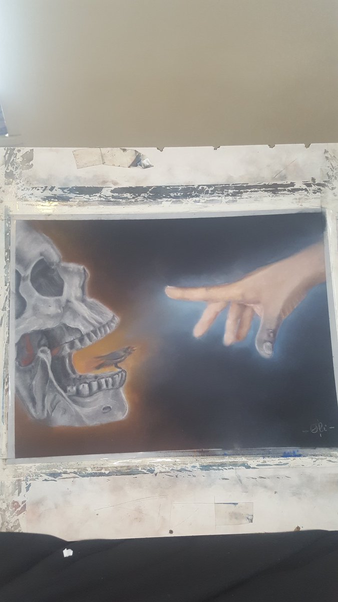 Ma derniere piece " therapy " premiere fois que je fais mumuse avec du fusain ( le crane et le pouce ) . Surpris du resultat . Probablment ma meilleure piece .