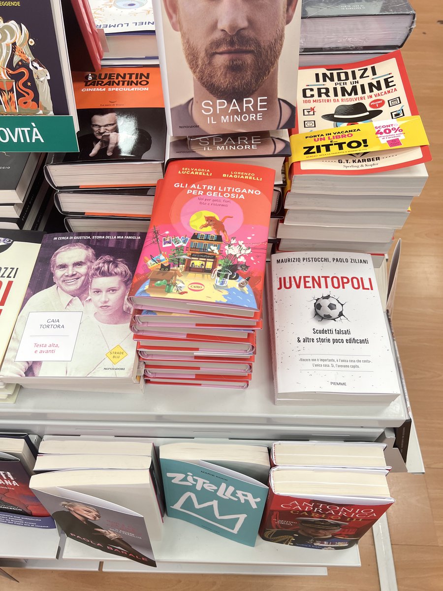 Aereoporto di #Olbia, libreria #aFeltrinelli, banco #Mondadori : ne sono rimaste solo 2 copie📖 #Juventopoli in libreria ( non a #Torino ⛔️) e online