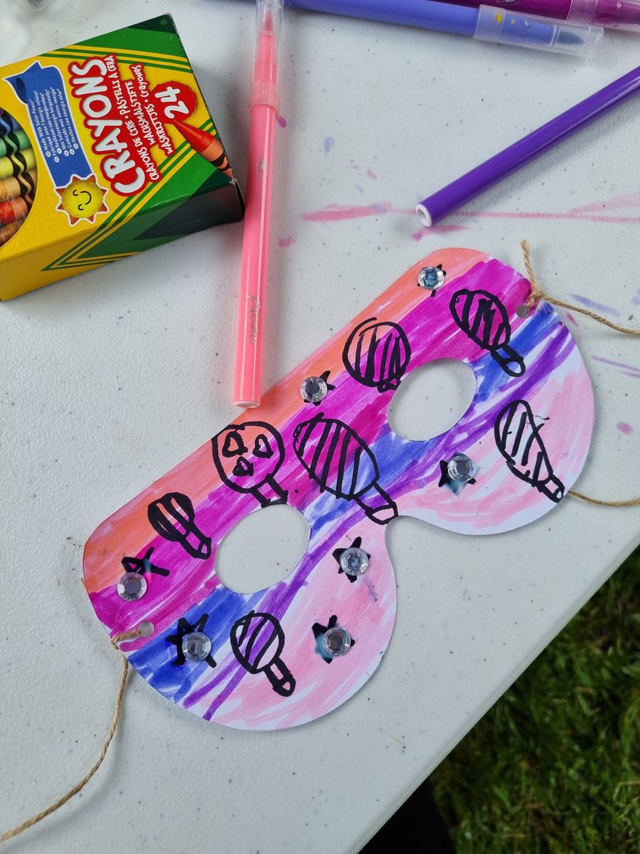 youthelements22's tweet photo. Today, we are at Crowcroft Park! 🌱 We are making colourful and unique masks! ✨️ https://t.co/gjH8WIi2xJ
