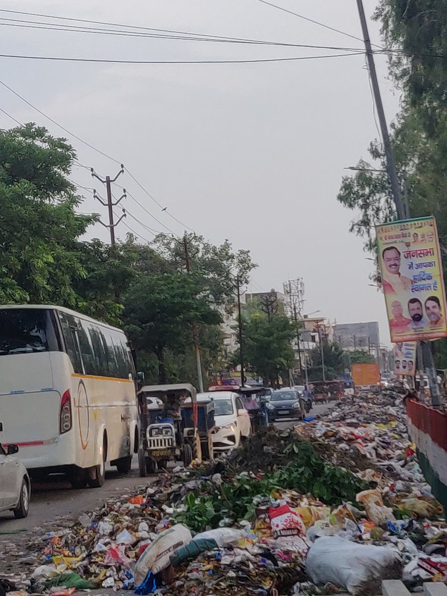 DrDhirajSingh's tweet image. 📢Attention  @GzbNagarNigam officials, Urgent action needed! The road near Ram Manohar Lohia Park west gate has turned into a dumping ground due to garbage collectors. It&apos;s causing inconvenience to commuters. Please address this issue immediately! @Gen_VKSingh, @dm_ghaziabad