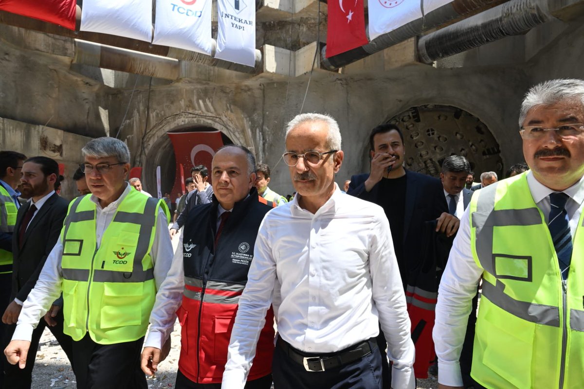 h_pezuk's tweet photo. Adana-Osmaniye-Gaziantep hattında yer alan, Güneydoğu’yu Akdeniz’e bağlayan Türkiye’nin en uzun demiryolu tüneli Nurdağ-Bahçe Tüneli’nde ışık göründü!

Bakanımız Sayın @a_uraloglu’nun teşrifleriyle Işık Görme Töreni’ni gerçekleştirdik. 

Çift tüplü olarak TBM metoduyla inşa edilen tünelimiz;
✅8 metre çapa ve
✅9954 metre uzunluğa sahip.

Ayrıca Bahçe-Nurdağ arasındaki seyahat süresini
✅60 dk’dan 10 dk’ya,
yük trenlerimizin seyahat süresini
✅80 dk’dan 15 dk ya düşürecek.

Ülkemize hayırlı olsun.