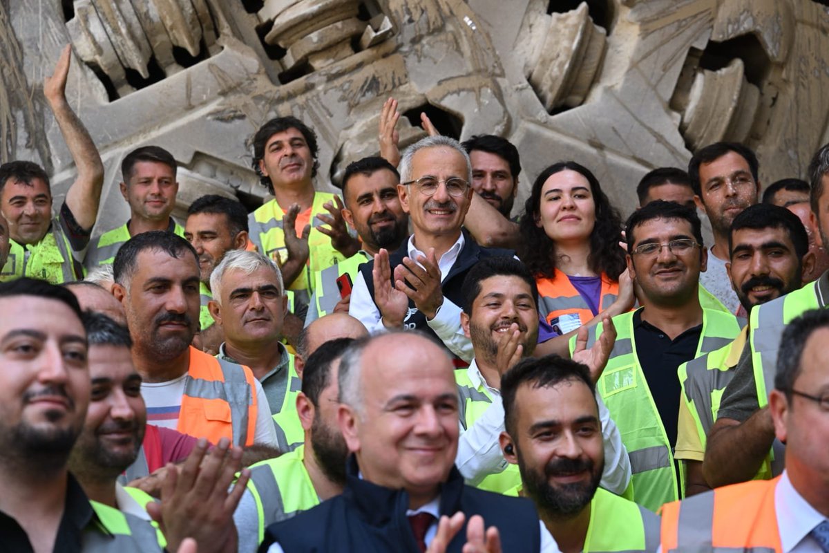 h_pezuk's tweet photo. Adana-Osmaniye-Gaziantep hattında yer alan, Güneydoğu’yu Akdeniz’e bağlayan Türkiye’nin en uzun demiryolu tüneli Nurdağ-Bahçe Tüneli’nde ışık göründü!

Bakanımız Sayın @a_uraloglu’nun teşrifleriyle Işık Görme Töreni’ni gerçekleştirdik. 

Çift tüplü olarak TBM metoduyla inşa edilen tünelimiz;
✅8 metre çapa ve
✅9954 metre uzunluğa sahip.

Ayrıca Bahçe-Nurdağ arasındaki seyahat süresini
✅60 dk’dan 10 dk’ya,
yük trenlerimizin seyahat süresini
✅80 dk’dan 15 dk ya düşürecek.

Ülkemize hayırlı olsun.