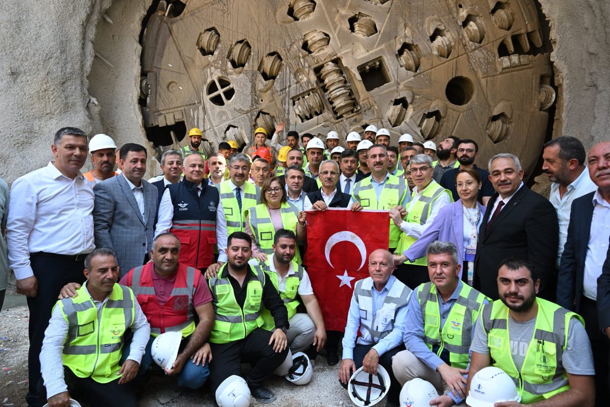 h_pezuk's tweet photo. Adana-Osmaniye-Gaziantep hattında yer alan, Güneydoğu’yu Akdeniz’e bağlayan Türkiye’nin en uzun demiryolu tüneli Nurdağ-Bahçe Tüneli’nde ışık göründü!

Bakanımız Sayın @a_uraloglu’nun teşrifleriyle Işık Görme Töreni’ni gerçekleştirdik. 

Çift tüplü olarak TBM metoduyla inşa edilen tünelimiz;
✅8 metre çapa ve
✅9954 metre uzunluğa sahip.

Ayrıca Bahçe-Nurdağ arasındaki seyahat süresini
✅60 dk’dan 10 dk’ya,
yük trenlerimizin seyahat süresini
✅80 dk’dan 15 dk ya düşürecek.

Ülkemize hayırlı olsun.