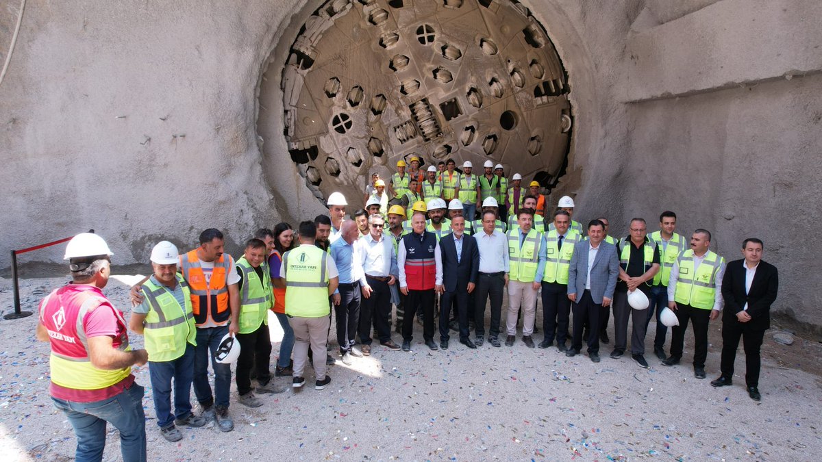 h_pezuk's tweet photo. Adana-Osmaniye-Gaziantep hattında yer alan, Güneydoğu’yu Akdeniz’e bağlayan Türkiye’nin en uzun demiryolu tüneli Nurdağ-Bahçe Tüneli’nde ışık göründü!

Bakanımız Sayın @a_uraloglu’nun teşrifleriyle Işık Görme Töreni’ni gerçekleştirdik. 

Çift tüplü olarak TBM metoduyla inşa edilen tünelimiz;
✅8 metre çapa ve
✅9954 metre uzunluğa sahip.

Ayrıca Bahçe-Nurdağ arasındaki seyahat süresini
✅60 dk’dan 10 dk’ya,
yük trenlerimizin seyahat süresini
✅80 dk’dan 15 dk ya düşürecek.

Ülkemize hayırlı olsun.