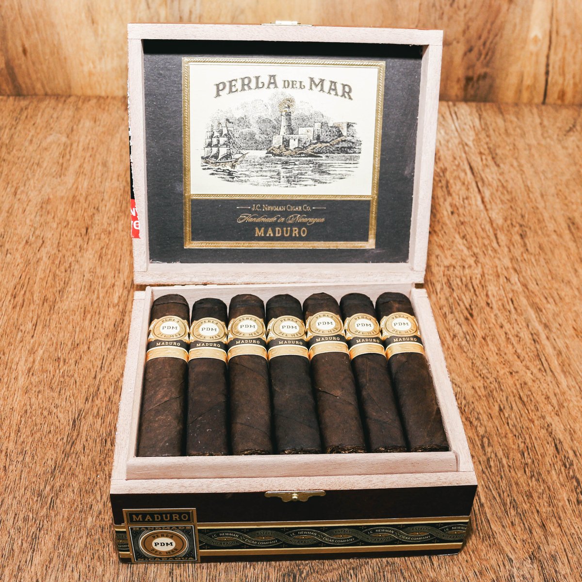 CasaOffCuba's tweet photo. Perla del Mar Maduro é uma obra-prima artesanal que traz uma experiência singular e refinada. Com uma riqueza de nuances e uma complexidade única, essa criação é apreciada por apreciadores exigentes em busca de momentos de pura satisfação. https://t.co/vUin2X94Rd