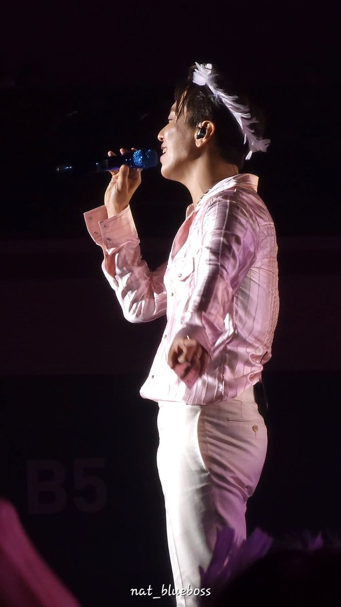 nat_blueboss's tweet photo. อยู่มุมข้าง แต่ก็เห็นความน่ารักของพี่เขาชัดเจน เอาจริงๆ ครั้งนี้ตั้งใจจะไปส่งท้าย แต่ไหงกลายเป็นโดนตกหนักกว่าเก่า งั้นก็จะอยู่ที่เดิม รอพี่ยงอยู่ตรงนี้แหละนะคร้าบ ตกหลุมรักคนเดิมซ้ำๆ วนไป 😊
#JYHALL_ROUNDERLiveinBKK
#JUNGYONGHWA #정용화 https://t.co/xhz7emrU3M