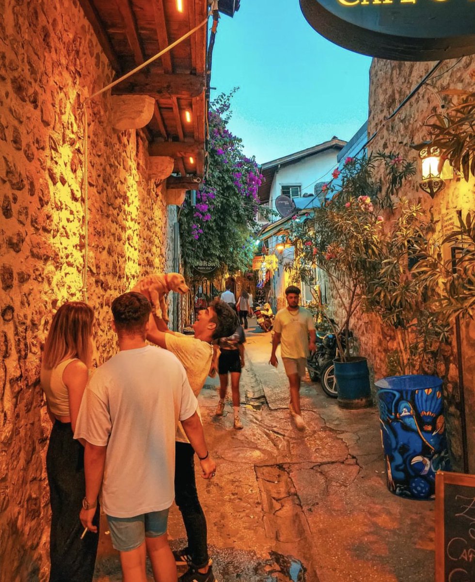 hataylifilozof's tweet photo. HATAY
Antakya'da Uzunçarşı'yı solumak,Tarih kokan sokaklarını dolaşıp,köprübaşı'nda Künefe yemektir.
İskenderun'da Sahil boyu yapıp,Çağlayan'da nefes almaktır.
Belen'de Çarşıdaki çeşmeden buz gibi dağ suyu içip,Soğukoluk'tan Akdeniz'i seyretmektir.
Yayladağı'nda Güreşe tutuşup,lokumuyla kendimize gelmektir.
Reyhanlı'da Yenişehir'de Tuzda tavuk yiyip,Kıyısında gezinmektir.
Kırıkhan'da Bayazıt-i Bestami Hazretleri huzurunda dua edip,çarşısında Ciğer Kebabı yemektir.
Samandağ'da upuzun sahilini adımlayıp,Hazreti Hızır'a yüz sürmektir.
Dörtyol'da Portakal kokusunu içine çekip,yaylalarında gezgin olmaktır.
Kumlu'da Kaplıca'da sağlık bulup,Amik Ovasında bembeyaz pamuk tarlalarını izlemektir.
Defne'de Harbiye Şelalesi'ne ayağını buz gibi suya koyup,doğa'nın sesini dinlemektir.
Hassa'da bağları dolaşıp,bir salkım üzümünü tatmaktır.
Erzin'de Limon çiçekleri arasında İçmelerde kendine gelmektir.
Arsuz'da masmavi Akdeniz'e açılıp,akşam vakti güneşin batışını hayranlıkla izlemektir.
Altınözü'nde Zeytin bahçelerinde Zeytin toplayıp,Zikir'in soğuk sularına kendini bırakmaktır.
Payas'ta Külliye'de tarihe dokunup,Şarlayan'da Şelale'nin sesiyle huzura ermektir.
Hatay tarihtir,kardeşliktir,birlik ve Beraberliktir.