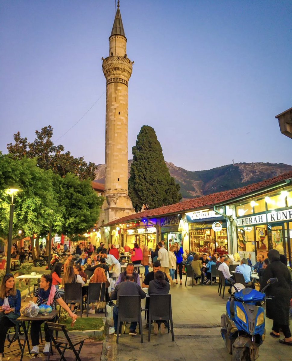 hataylifilozof's tweet photo. HATAY
Antakya'da Uzunçarşı'yı solumak,Tarih kokan sokaklarını dolaşıp,köprübaşı'nda Künefe yemektir.
İskenderun'da Sahil boyu yapıp,Çağlayan'da nefes almaktır.
Belen'de Çarşıdaki çeşmeden buz gibi dağ suyu içip,Soğukoluk'tan Akdeniz'i seyretmektir.
Yayladağı'nda Güreşe tutuşup,lokumuyla kendimize gelmektir.
Reyhanlı'da Yenişehir'de Tuzda tavuk yiyip,Kıyısında gezinmektir.
Kırıkhan'da Bayazıt-i Bestami Hazretleri huzurunda dua edip,çarşısında Ciğer Kebabı yemektir.
Samandağ'da upuzun sahilini adımlayıp,Hazreti Hızır'a yüz sürmektir.
Dörtyol'da Portakal kokusunu içine çekip,yaylalarında gezgin olmaktır.
Kumlu'da Kaplıca'da sağlık bulup,Amik Ovasında bembeyaz pamuk tarlalarını izlemektir.
Defne'de Harbiye Şelalesi'ne ayağını buz gibi suya koyup,doğa'nın sesini dinlemektir.
Hassa'da bağları dolaşıp,bir salkım üzümünü tatmaktır.
Erzin'de Limon çiçekleri arasında İçmelerde kendine gelmektir.
Arsuz'da masmavi Akdeniz'e açılıp,akşam vakti güneşin batışını hayranlıkla izlemektir.
Altınözü'nde Zeytin bahçelerinde Zeytin toplayıp,Zikir'in soğuk sularına kendini bırakmaktır.
Payas'ta Külliye'de tarihe dokunup,Şarlayan'da Şelale'nin sesiyle huzura ermektir.
Hatay tarihtir,kardeşliktir,birlik ve Beraberliktir.