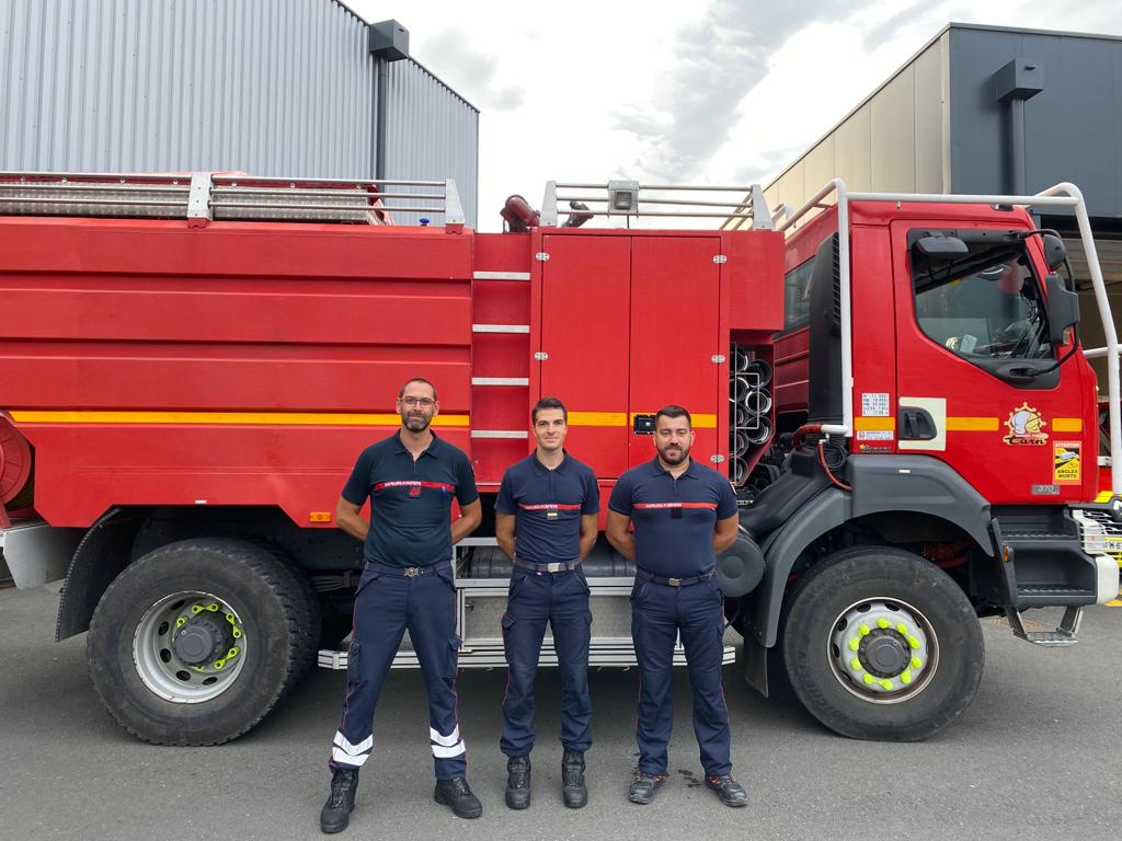SDIS81's tweet photo. [ENGAGEMENT] RENFORT COLONNE
Cette semaine, les sapeurs-pompiers du Tarn sont mobilisés préventivement au soutien de leurs collègues de la zone Sud pour faire face au risque de feux de forêts.🔥
Bon courage à tous ! 👏
📷SDIS 81
#sapeurspompiers #tarn #engagement #feuxdeforets https://t.co/pxWZ4IHRS2