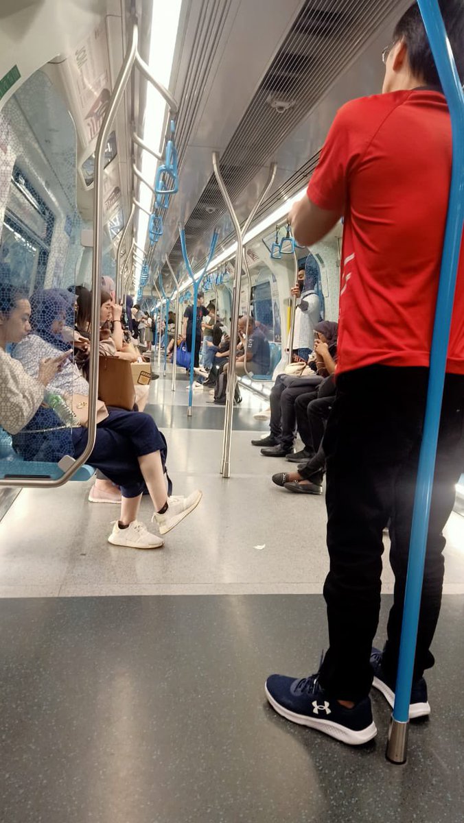brgsjks's tweet photo. Soalan: Korang lagi suka redah jem atau naik public transport https://t.co/boaZnkLKLP