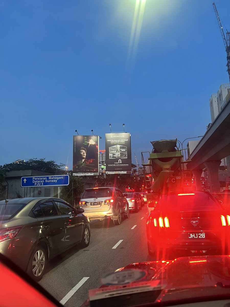 brgsjks's tweet photo. Soalan: Korang lagi suka redah jem atau naik public transport https://t.co/boaZnkLKLP