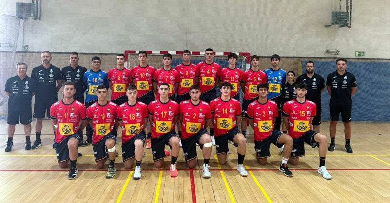 RFEBalonmano's tweet photo. 🔴 Los #HispanosJuveniles, a soñar en grande en el Campeonato del Mundo de Croacia 🇭🇷

🇪🇸 Los chicos de @Jabato17 debutan mañana ante Brasil 🇧🇷

💪 España, vigente campeona de Europa, busca el primer Mundial de su historia

📝👇 La previa, aquí