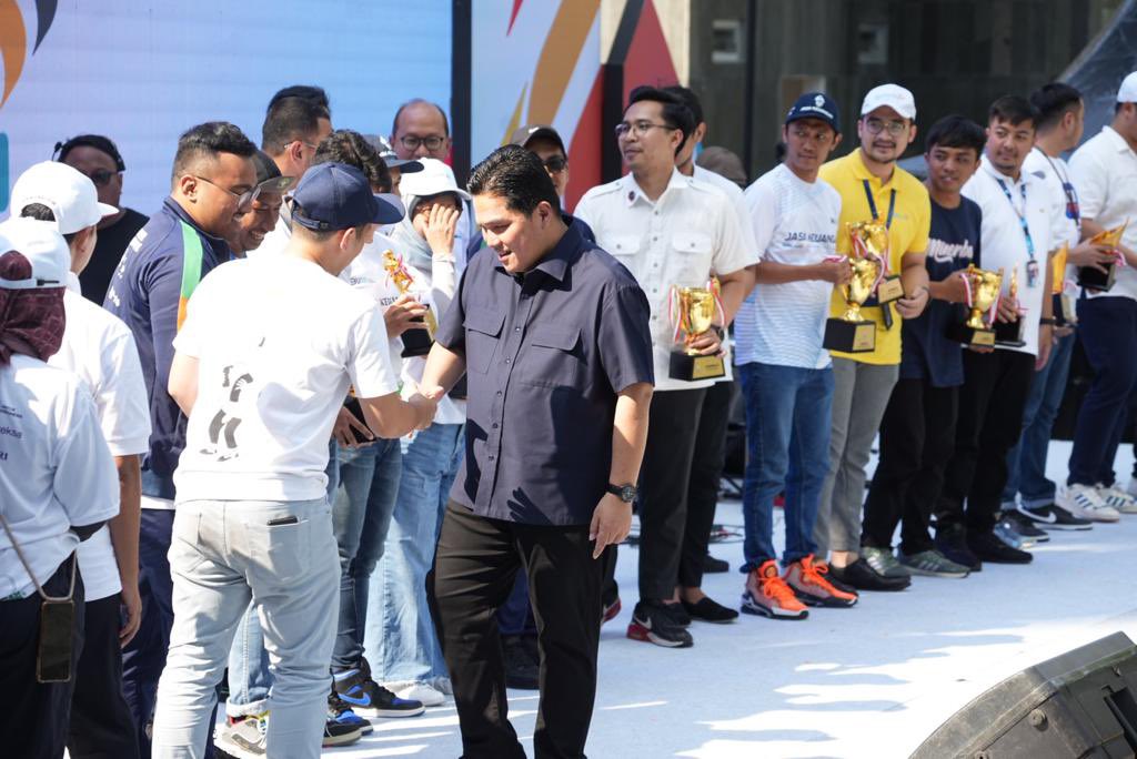 erickthohir's tweet photo. Selamat untuk para juara di BUMN Fest 2023!

Terima kasih yang sudah berpartisipasi dan para panitia yang sudah berusaha keras. Dengan kebersamaan ini, kita satukan seluruh insan BUMN untuk terus memajukan Indonesia. https://t.co/TRu9n5vG9X