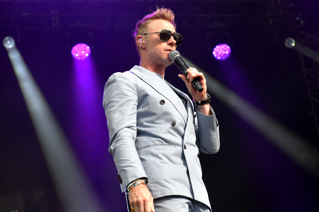 MemoriesRob's tweet photo. 📷🎤 Ronan Keating performing live at Newcastle Racecourse Ladies Day 2023, adding an incredible musical touch to the already fabulous day 📷
#ronankeating #newcastleracecourse #ladiesday2023 #newcastle #eventphotographer #northeastmusic https://t.co/dpCZtWUs9o