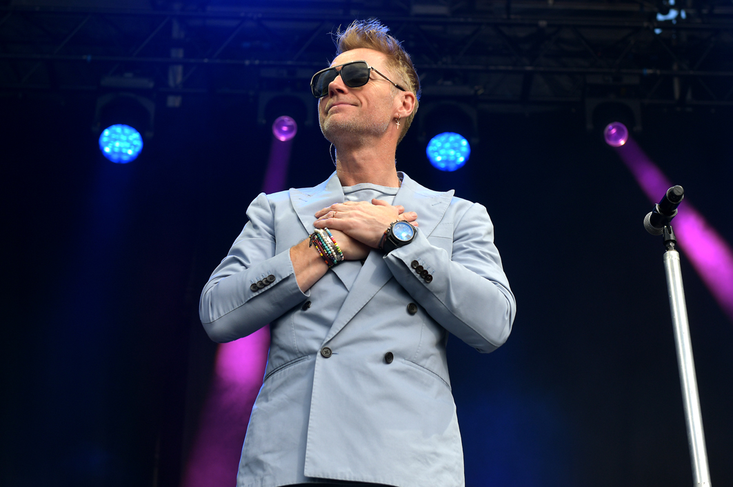 MemoriesRob's tweet photo. 📷🎤 Ronan Keating performing live at Newcastle Racecourse Ladies Day 2023, adding an incredible musical touch to the already fabulous day 📷
#ronankeating #newcastleracecourse #ladiesday2023 #newcastle #eventphotographer #northeastmusic https://t.co/dpCZtWUs9o
