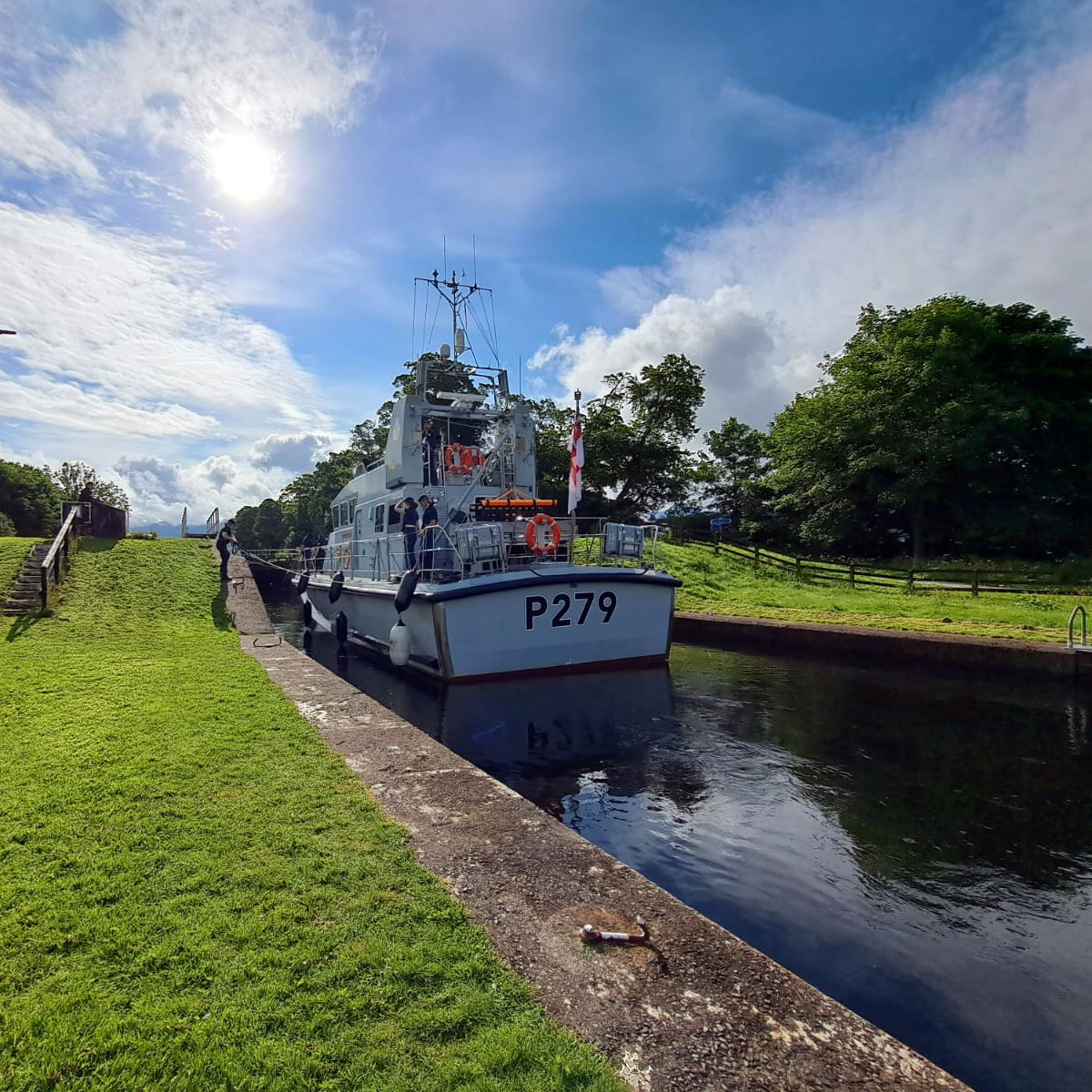 Royal Navy tweet media