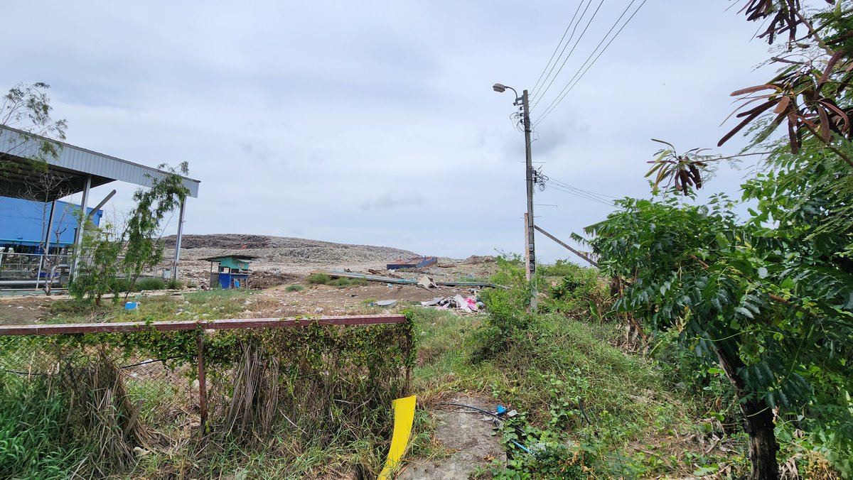 misterkwai's tweet photo. This path led me to a garbage dump!

#GarbageMountain https://t.co/c8upa2LQds