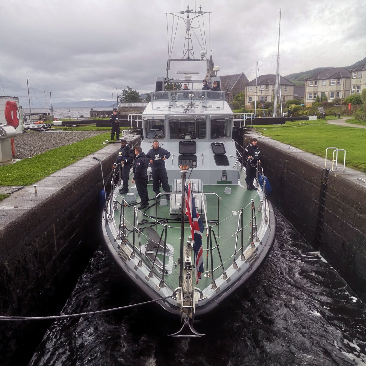 Royal Navy tweet media