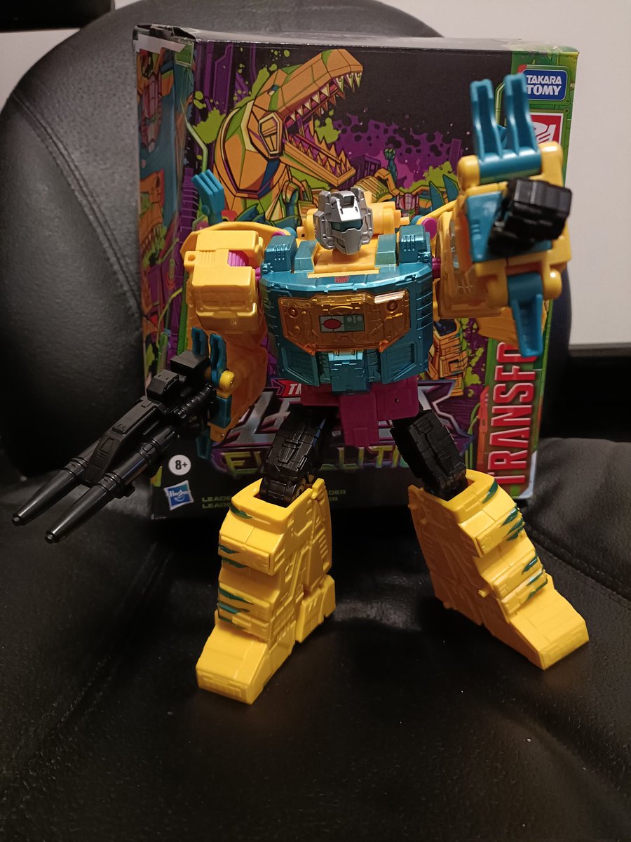 234_Toybox's tweet photo. This is stunning btw, never thought we have gotten this deco and that it would be so 🔥

#Transformers #MacCadam https://t.co/5FafxgxCcE