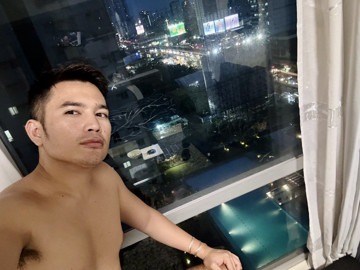 Darkar014's tweet photo. Alone, cold night. Avida Vita Tower 3. https://t.co/xRQ5qrqJF6