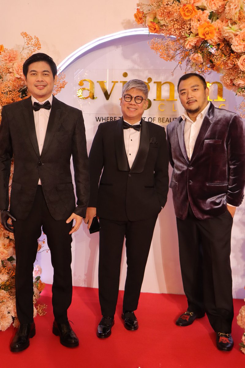 cornerstone_ofc's tweet photo. Cornerstone Entertainment President Erickson Raymundo, Cornerstone Vice President Jeff Vadillo, and stylist Ton Lao at the #AvignonGala 📸✨
📍Shangri-La The Fort, Manila | July 31, 2023
#AvignonMostBeautiful
#ExperienceAvignon https://t.co/CgBtxfzMAb