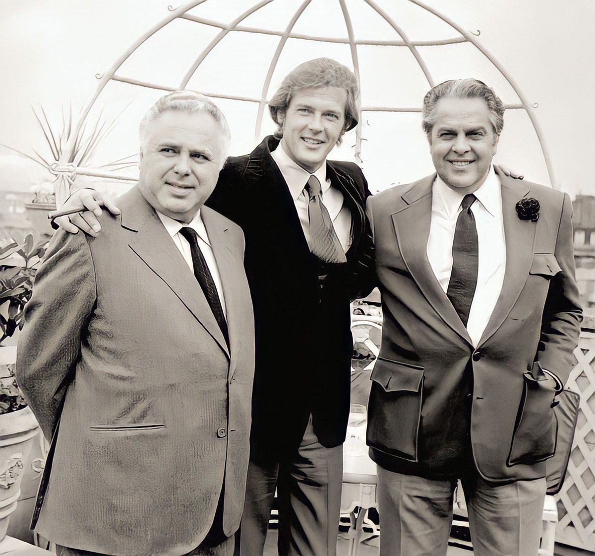 elinformede007's tweet photo. Un día como hoy de 1972 fue anunciado Roger Moore como el nuevo James Bond. En la foto, los productores Harry Saltzman y Albert R. Broccoli junto a él durante la rueda de prensa celebrada en el Hotel Dorchester de Londres. #JamesBond #RogerMoore #HarrySaltzman #AlbertRBroccoli https://t.co/06VZuDtdP1
