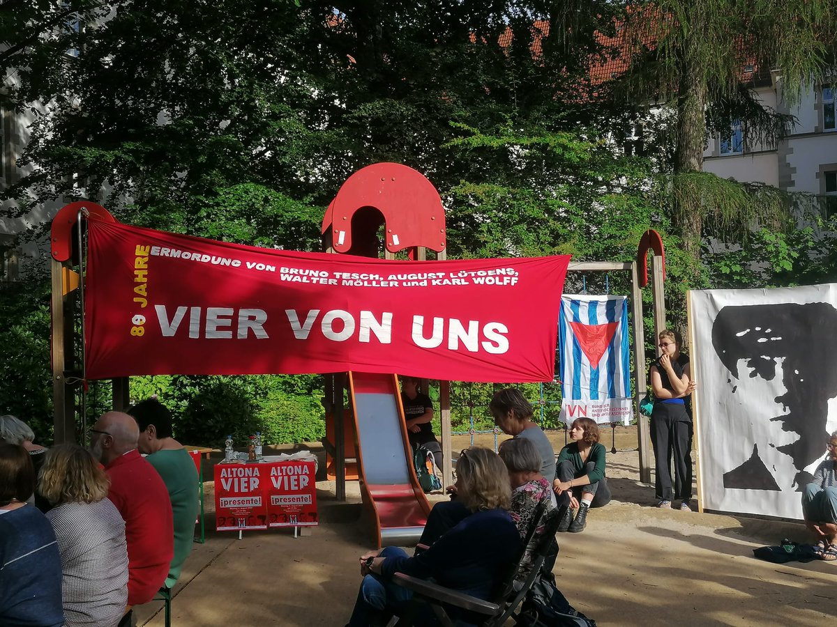 #OTD Wir gedenken der Altonaer Vier, die heute vor 90 Jahren ermordet wurden (s.🧵u.). Sie hatten sich mutig den Nazis entgegen gestellt. 

📌 hinter dem Amtsgericht #Altona (Max-Brauer-Allee 91)
🕔 HEUTE 17 Uhr

Kommt vorbei!🌹 

#Antifa #nonazishh (Foto: Gedenken am 1.8.22)