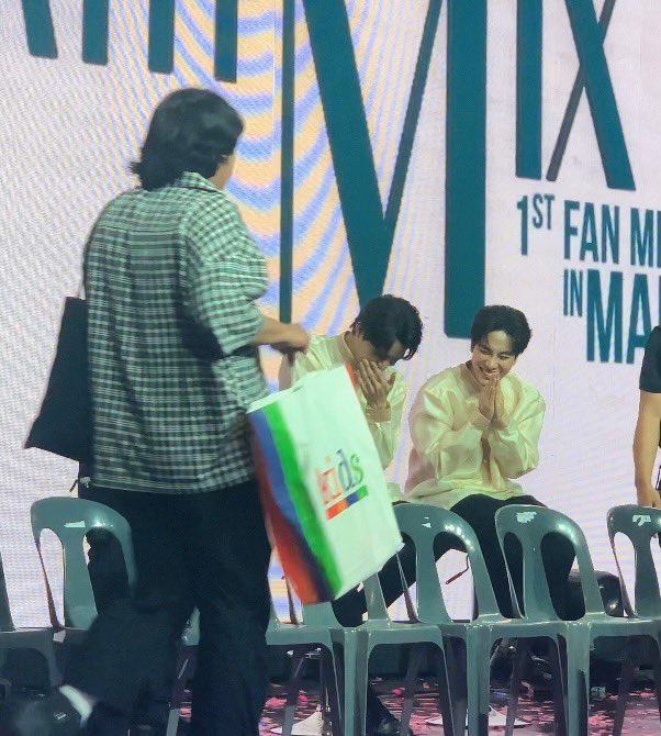 rafapark1997's tweet photo. So happy to see EarthMix finally 😭💖  I got the signed poster and also have the photo op opportunity 😭 
#EarthMixFMinMNL 
#EMreadyforMNL https://t.co/4VNs3OIvVn