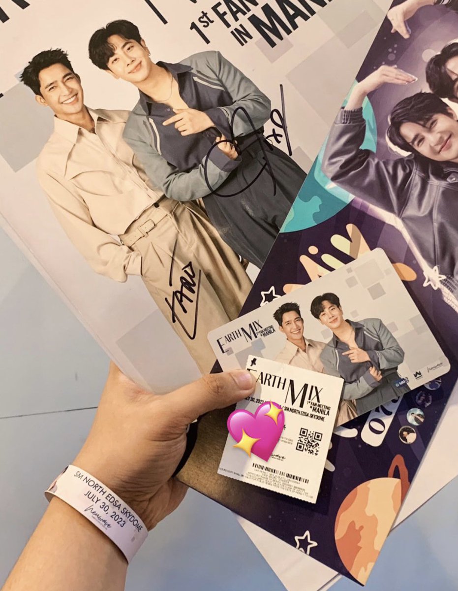 rafapark1997's tweet photo. So happy to see EarthMix finally 😭💖  I got the signed poster and also have the photo op opportunity 😭 
#EarthMixFMinMNL 
#EMreadyforMNL https://t.co/4VNs3OIvVn