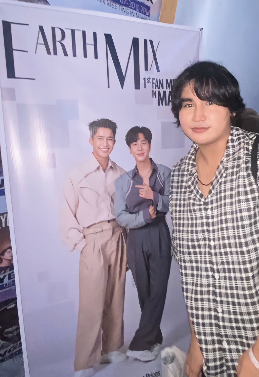 rafapark1997's tweet photo. So happy to see EarthMix finally 😭💖  I got the signed poster and also have the photo op opportunity 😭 
#EarthMixFMinMNL 
#EMreadyforMNL https://t.co/4VNs3OIvVn