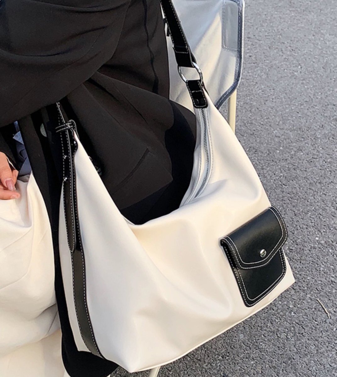 Peepinkshop's tweet image. ชอบทรงกระเป๋ารุ่นนี้สวยแล้วยังใส่ของได้เยอะ A4 ipad ร่มเอาอยู่หมด ตัวสายปรับระดับได้อีก บอกเลยของต้องมียิ่งสีชมพูคือโทนสีบาร์บี้ชัดๆ Muzi &amp;amp; Kai กระเป๋าสวยทุกรุ่นไม่ทำให้ผิดหวัง