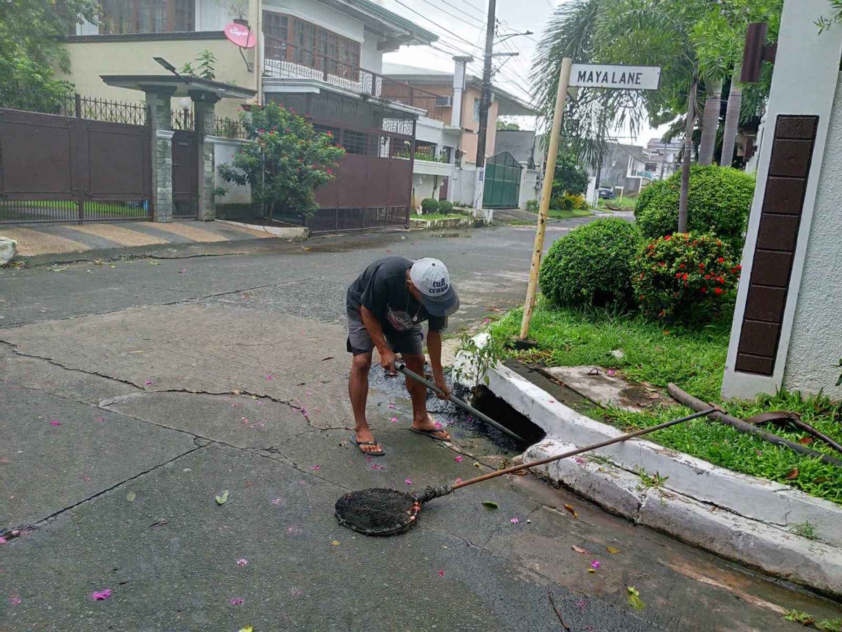OFFICIALMUNTI's tweet photo. Regular ang paglilinis ng mga kanal sa mga komunidad sa lungsod upang maiwasan ang pagbaha dala ng mga pag-ulan sa pamamagitan ng Muntinlupa City Engineering Department.
Ilan sa mga lugar na pinuntahan ng Declogging Team ay ang mga sumusunod: 1/2
#declogging #Muntinlupa https://t.co/p1nqIrjxfo