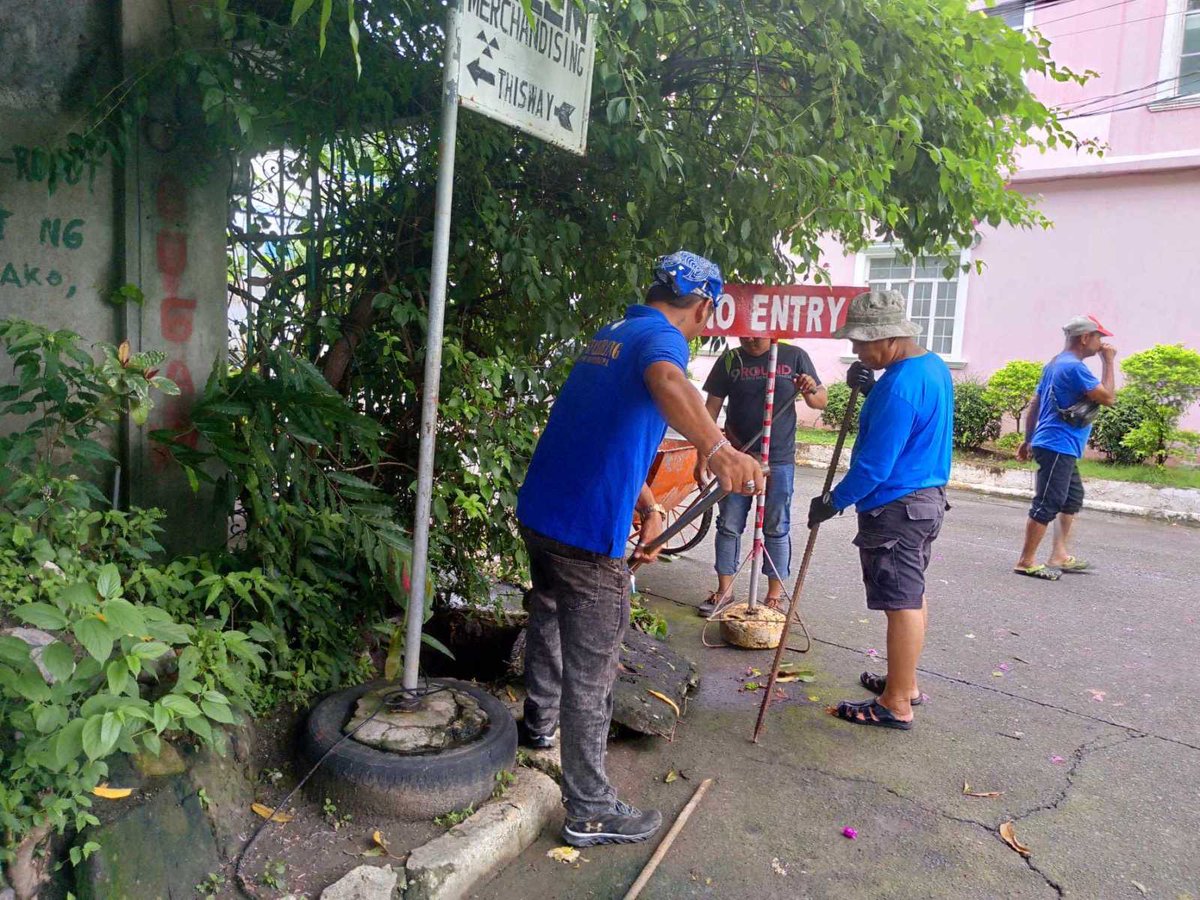 OFFICIALMUNTI's tweet photo. Regular ang paglilinis ng mga kanal sa mga komunidad sa lungsod upang maiwasan ang pagbaha dala ng mga pag-ulan sa pamamagitan ng Muntinlupa City Engineering Department.
Ilan sa mga lugar na pinuntahan ng Declogging Team ay ang mga sumusunod: 1/2
#declogging #Muntinlupa https://t.co/p1nqIrjxfo