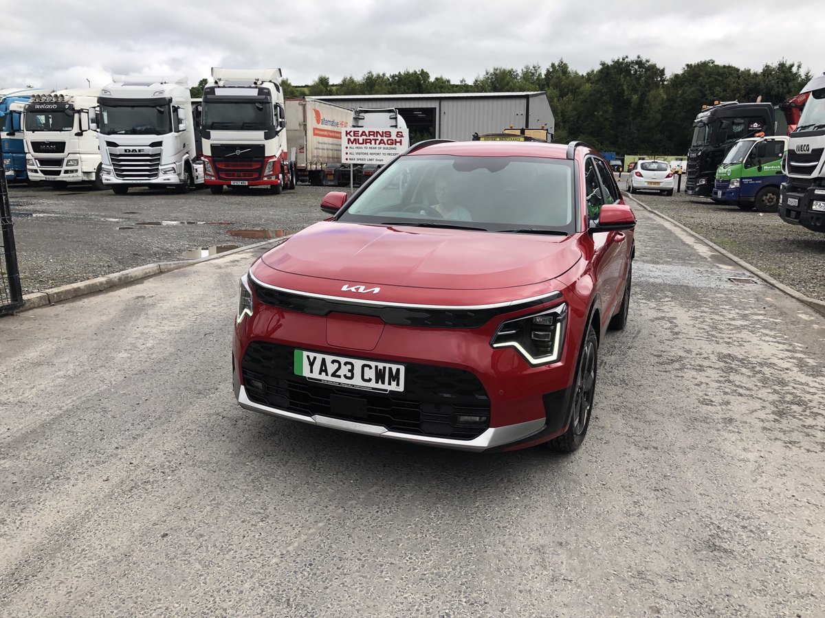 Ursula collecting her new KIA Niro Hybrid, on Business Contract Hire 🚗🔋 Congratulations Ursula &amp; thanks for your custom 😁