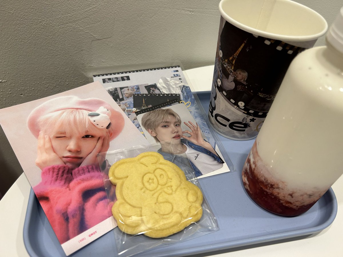 📍해피리틀클럽

성민이 액자랑 사진들로 가득했는데 직캠 영상도 있어서 넘 행복했어요🥰 딸기 라떼도 엄청 맛있었고 젤 처음 간 카페인데 넘 예쁘게 꾸며져 있고 럭드도 하고 넘 재밌었습니당🥹 
예쁜 생일 카페 열어주셔서 감사합니다💕

#welove_YOUR_SPACE
#성민아_HBD