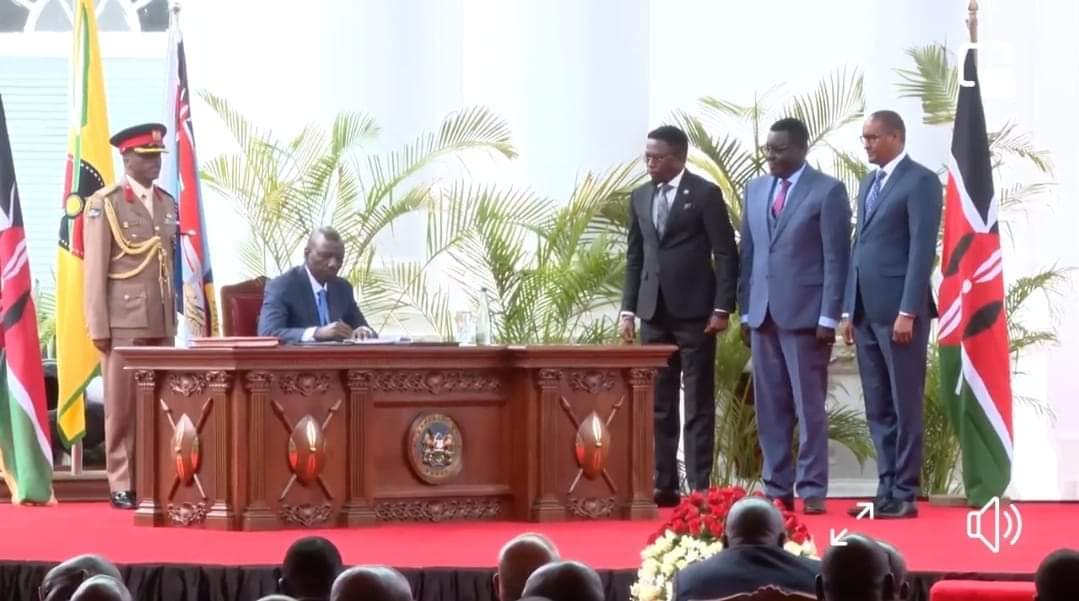 How You Bounce knowing that you signed your performance contract with the people you serve before you sign it with the President.The Sports CS <a href="/AbabuNamwamba/">Amb Hon Ababu-Namwamba, EGH🇰🇪</a> signed his contract with his Boss <a href="/WilliamsRuto/">William Samoei Ruto, PhD</a> in a colorful event at statehouse. Ababu is a performer no Iota of doubt.