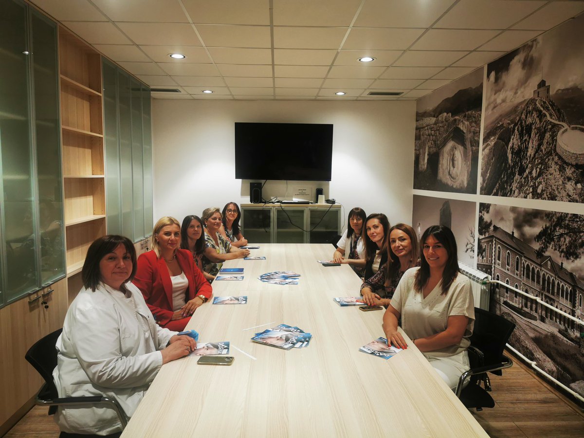 ▫️Водичи за дојење у свим црногорским породилиштима
 ▫️
Уручењем Водича за дојење  породилишту <a href="/klinicki_centar/">Klinički centar Crne Gore</a>, представнице Комитета за подршку дојењу при Министарству здравља, започеле су обилазак породилишта у здравственим установама, како би свакој од њих предале водиче..1/2