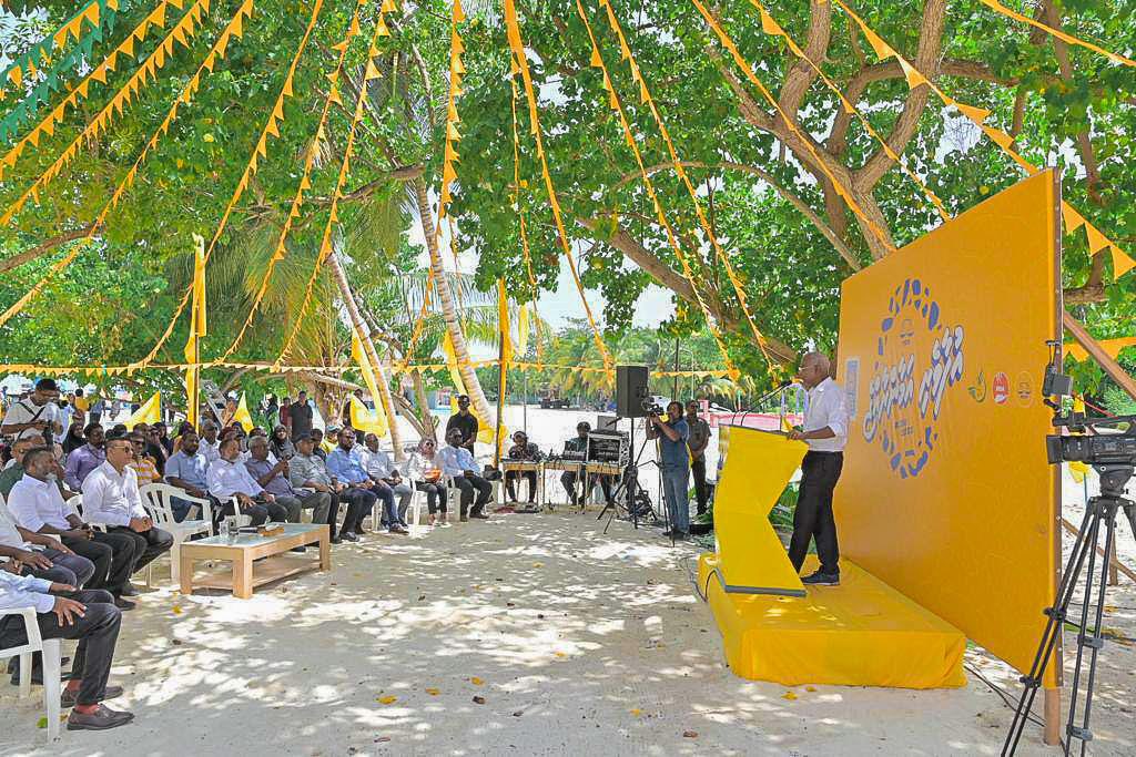 ތަރައްގީގެ މަޝްރޫއުތައް މިހިންގަނީ ދުރު މުސްތަގުބަލަކަށް އަމާޒުކޮށްގެން. ފެނާ ނަރުދަމާ، ކަރަންޓާއި އިންޓަނެޓް ކޭބަލްތައް ވަޅުލައި ދެން ފަށާނީ ރަށްރަށުގެ މަގުތައް ހަދަން. ތަރައްގީގެ މިމަސައްކަތުގަ ށ. ފޭދޫ ރައްޔިތުން ތިބެނީ އަޅުގަނޑުމެންނާ އެކުގަ ކަމުގެ ހިތްހަމަޖެހުން ލިބޭ.