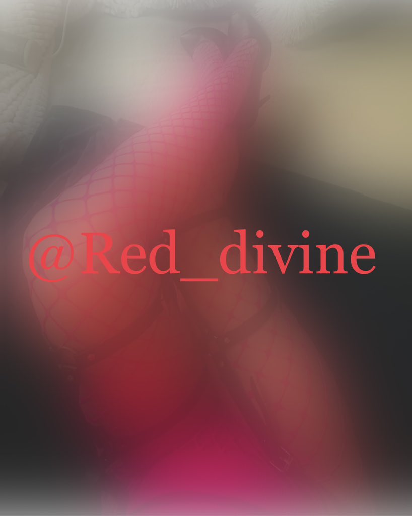 Red_divine's tweet photo. Taki śmieć jak ty nie zasługuje aby zobaczyć to zdjęcie wyraźne, a mikrus stanął na samą myśl o tych różowych kabaretkach 😈 😈😈
Jak bardzo nędznym i bezużytecznym śmieciem jesteś ?? 😂😂 
Klękaj przed Królową ! 👸🏼
Może  jednak taki do końca bezużyteczny nie jesteś , a możesz to udowodnić ładnym kodem blik 😈
#paypig 🐷
#findom ✨