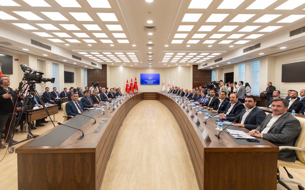 isikhanvedat's tweet photo. Yaklaşık bir ay sürecek kamu görevlileri 7. Dönem Toplu Sözleşme görüşmelerimizin ilk toplantısını memur konfederasyonlarımızın genel başkanları ve 11 hizmet kolundaki yetkili sendikalarımızın temsilcileri ile birlikte gerçekleştirdik. 

Müzakere sürecinin tüm tarafları memnun edecek şekilde ülkemiz ve milletimiz adına hayırla sonuçlanmasını diliyorum.