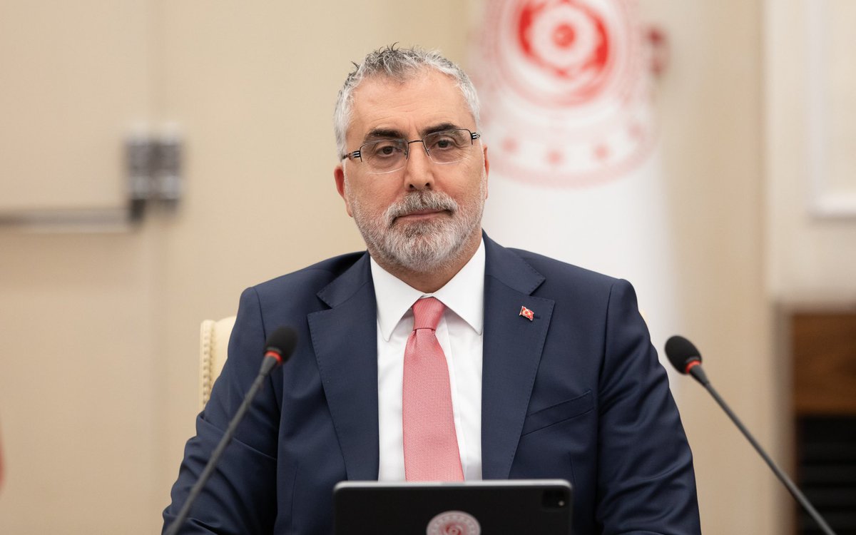 isikhanvedat's tweet photo. Yaklaşık bir ay sürecek kamu görevlileri 7. Dönem Toplu Sözleşme görüşmelerimizin ilk toplantısını memur konfederasyonlarımızın genel başkanları ve 11 hizmet kolundaki yetkili sendikalarımızın temsilcileri ile birlikte gerçekleştirdik. 

Müzakere sürecinin tüm tarafları memnun edecek şekilde ülkemiz ve milletimiz adına hayırla sonuçlanmasını diliyorum.
